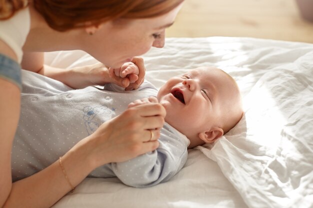 Mère et son enfant posant à l'intérieur