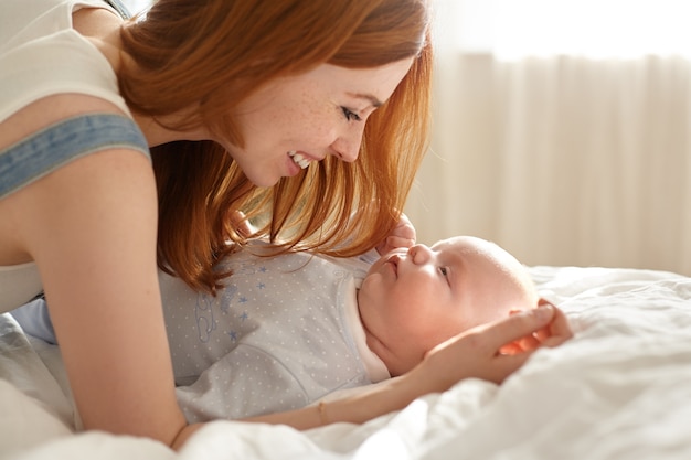 Mère et son enfant posant à l'intérieur