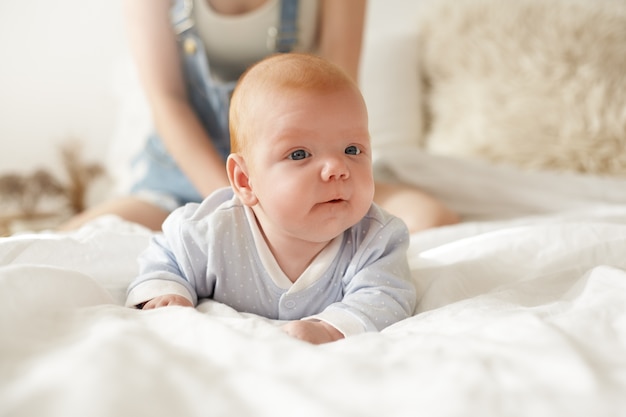 Mère et son enfant posant à l'intérieur