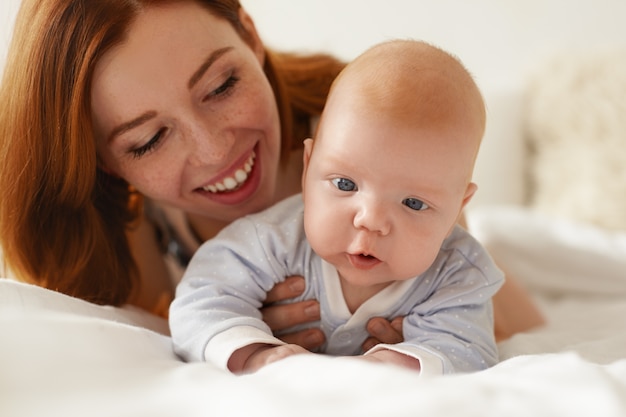 Mère et son enfant posant à l'intérieur