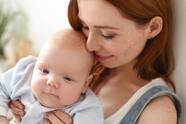 Mère et son enfant posant à l'intérieur