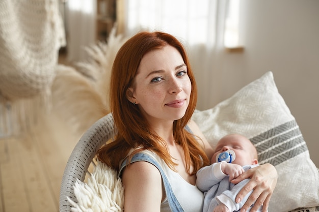 Mère et son enfant posant à l'intérieur