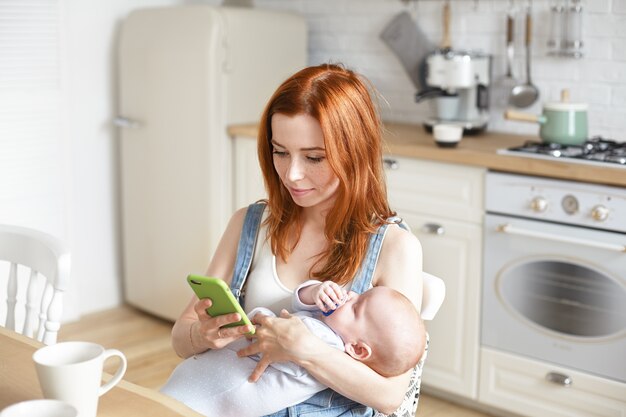 Mère et son enfant posant à l'intérieur