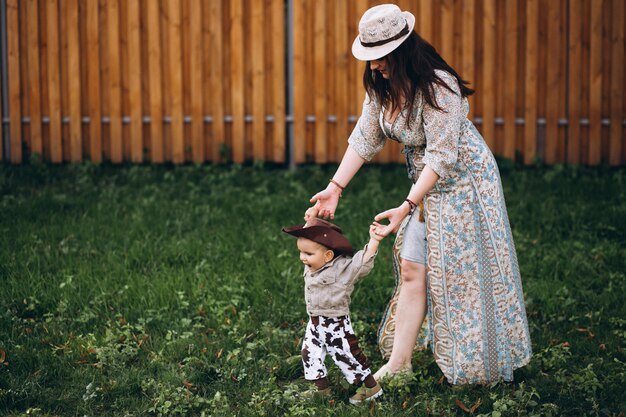 Mère avec son fils au ranch