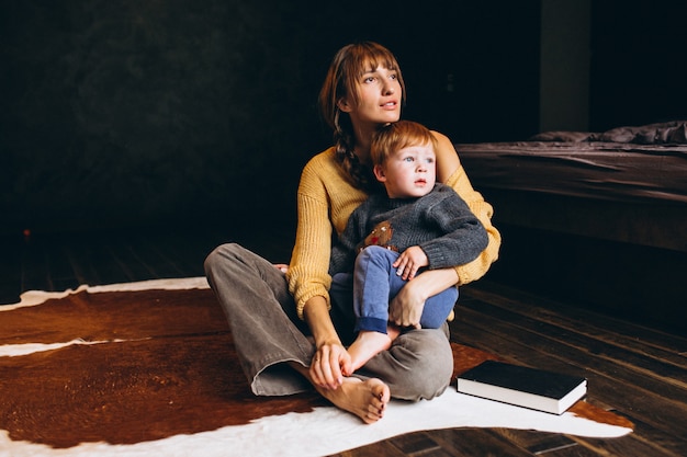 Mère avec son fils jouant dans la chambre