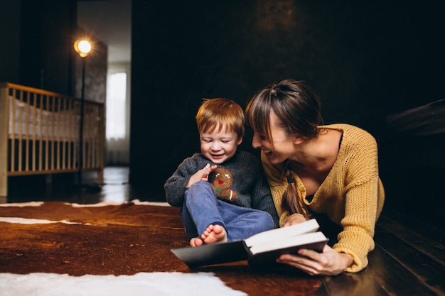 Mère avec son fils jouant un livre de lecture