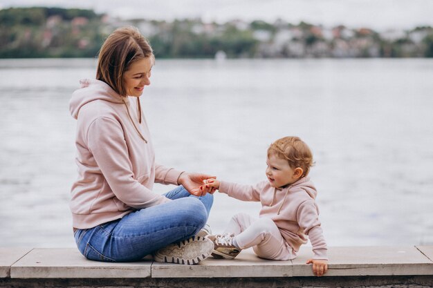 Mère avec son petit enfant dans parc