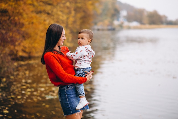 Mère avec son petit fils en automne parc