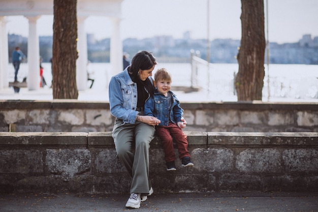 Mère avec son petit fils dans parc