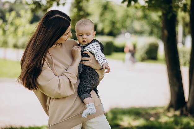 Mère avec son petit fils dans le parc