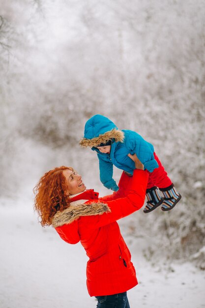 Mère avec son petit fils ensemble dans un parc d&#39;hiver