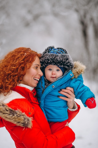 Mère avec son petit fils ensemble dans un parc d&#39;hiver