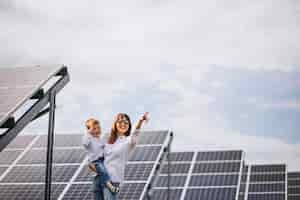 Photo gratuite mère avec son petit fils de panneaux solaires