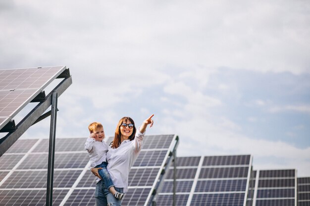 Mère avec son petit fils de panneaux solaires