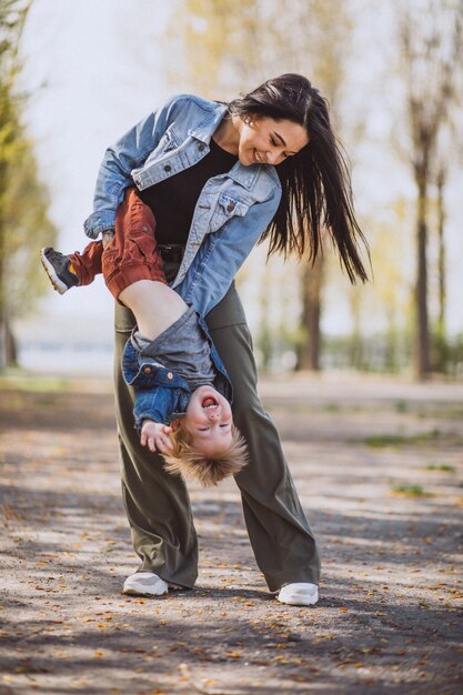 Mère avec son petit fils s&#39;amuser dans le parc