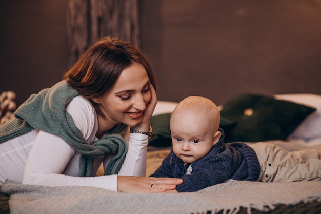 Mère avec son petit garçon célébrant Noël