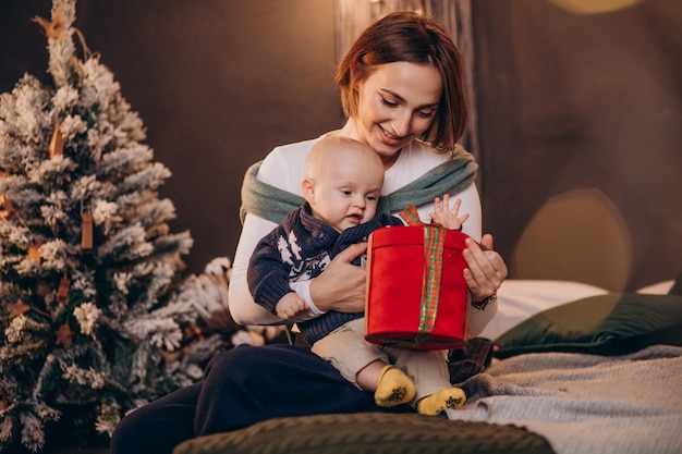 Mère avec son petit garçon célébrant Noël