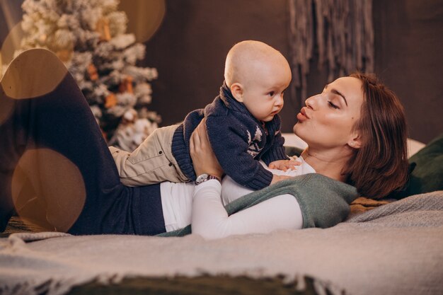 Mère avec son petit garçon célébrant Noël