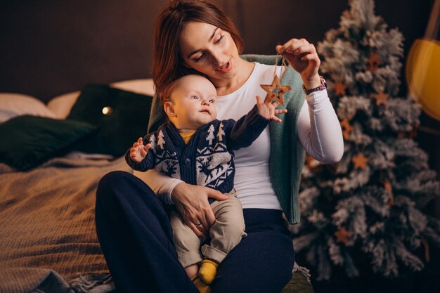 Mère avec son petit garçon célébrant Noël