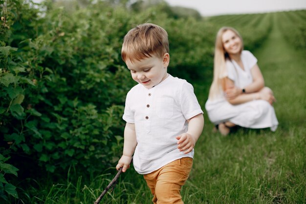 Mère avec sonplaying dans un champ d'été