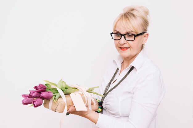 Mère tenant des roses pourpres