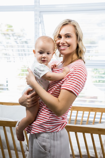 Mère tenant son bébé