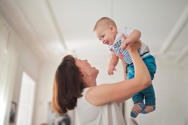 mère tenant son bébé