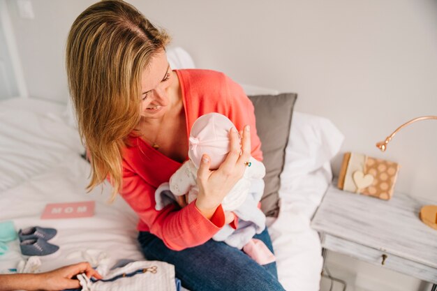 Mère, tenue, bébé