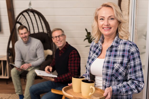 Mère, tenue, plateau, tasses, poser, famille, fond