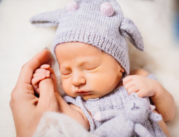 Mère tient le petit bébé dans un costume de vache