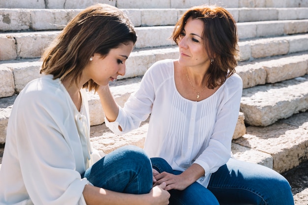 Mère, toucher le visage de la femme