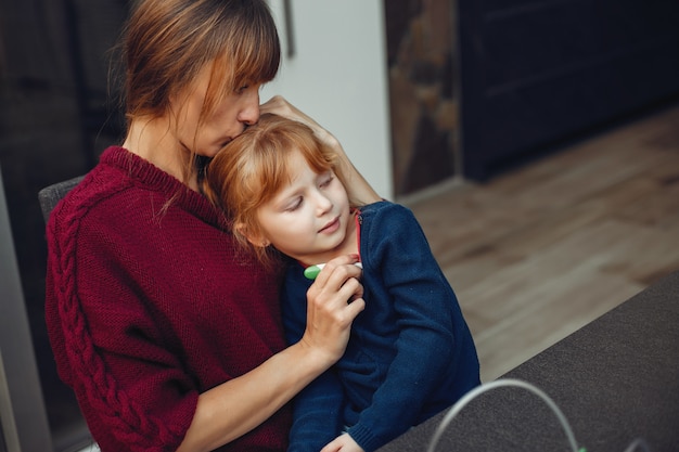 Mère traite sa fille à la maison