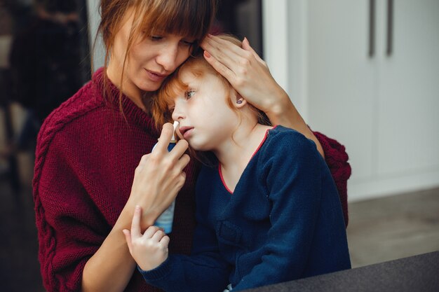 Mère traite sa fille à la maison