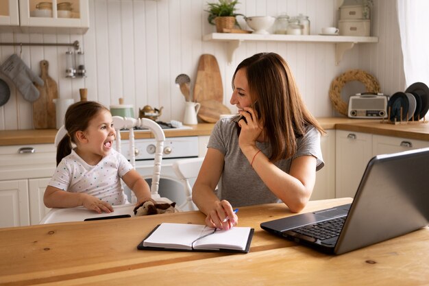 Mère travaillant à distance, plan moyen