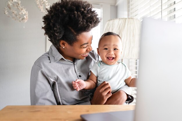 Mère travaillant à domicile à distance avec un enfant