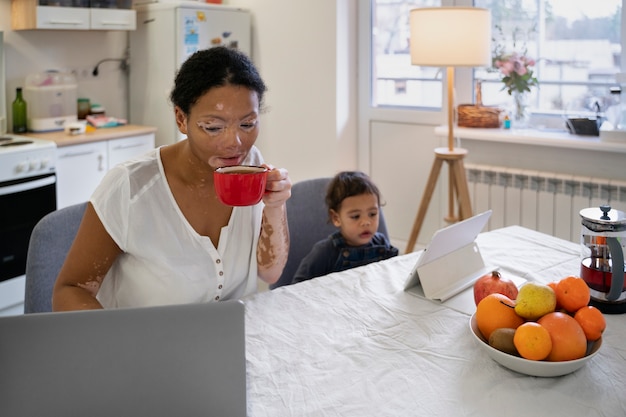 Mère travaillant tout en passant du temps avec son enfant