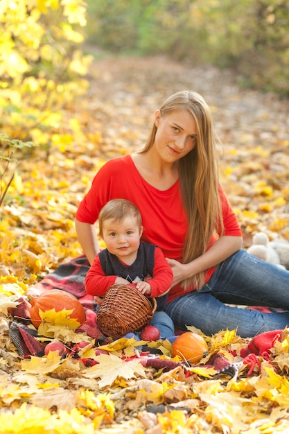 Photo gratuite mère vue de face avec bébé adorable