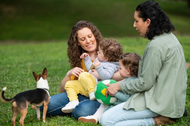 Mères LGBT dehors dans le parc avec leurs enfants