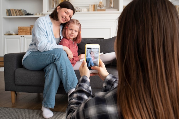 Les mères passent du temps avec leur fille à la maison