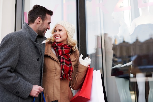 Émerveillé par les grosses ventes dans les magasins