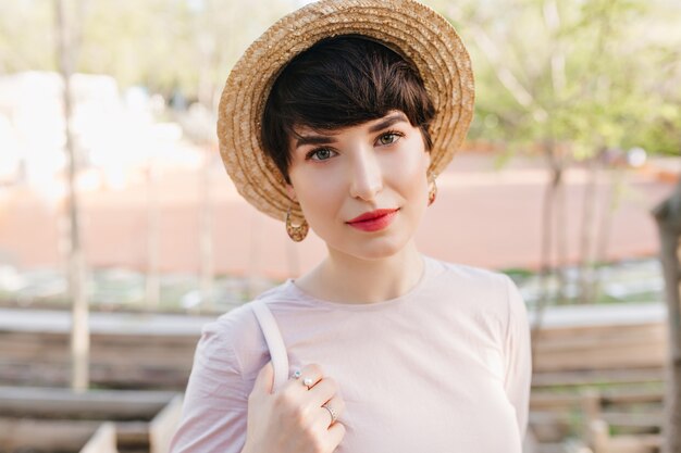 Merveilleuse jeune femme aux grands yeux verts avec un sourire doux