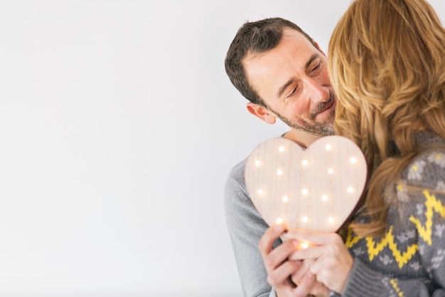 Merveilleux couple heureux posant sur blanc