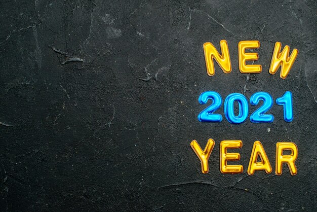 Message de bonne année 2021 sur fond de béton