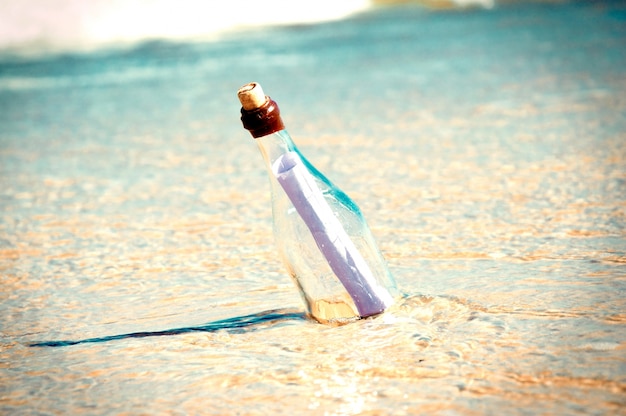 Message dans une bouteille sur la plage