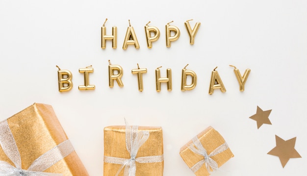 Message de joyeux anniversaire pour la fête avec des cadeaux