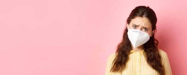 Mesures préventives concept de soins de santé close up of sad young woman in medical respirator express co