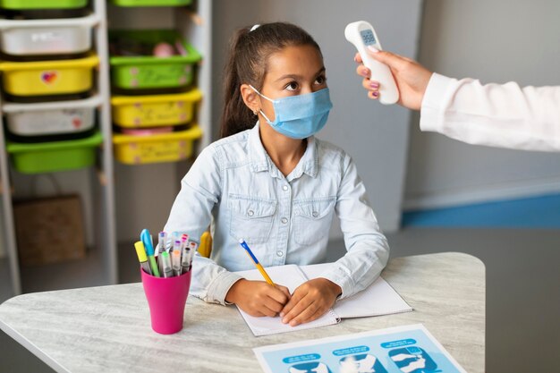 Mesures de température en classe pendant la pandémie