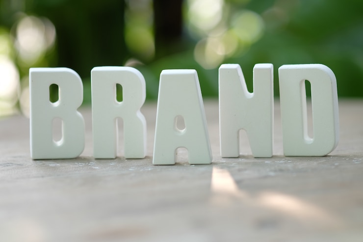 Photo gratuit mettez les lettres blanches en main