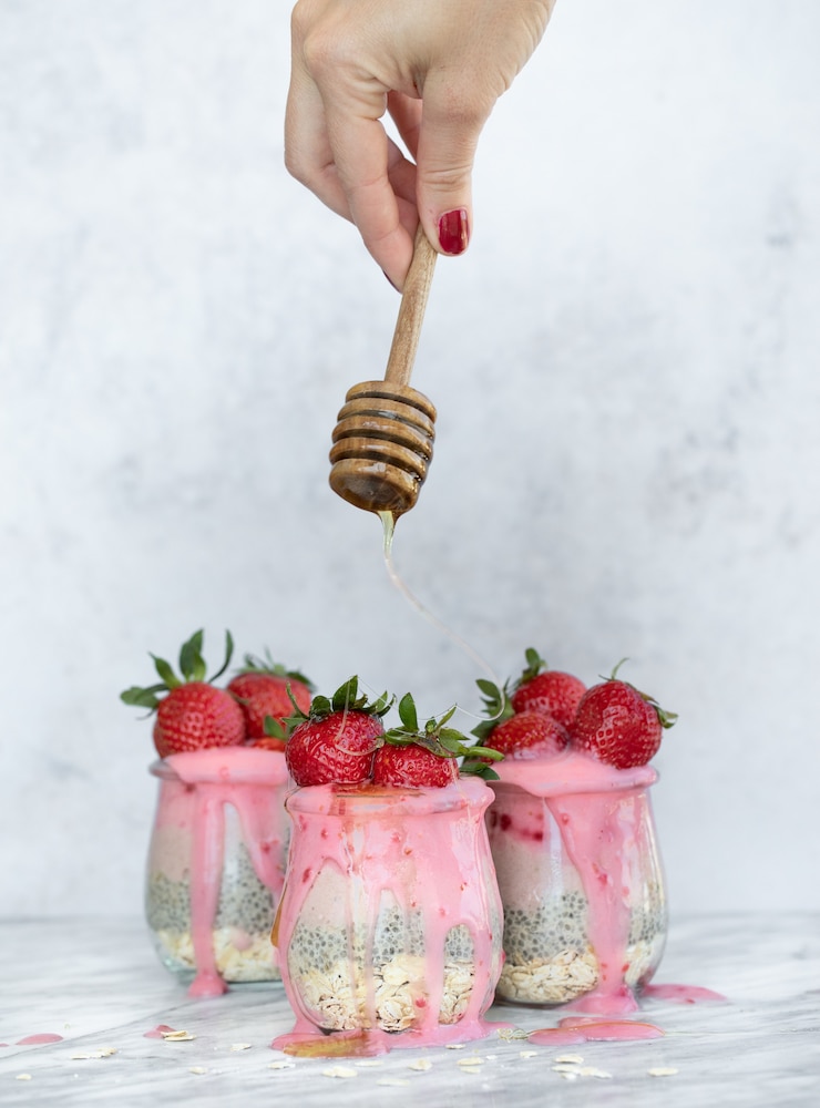 Photo gratuit mettre du miel sur les jus de fraise