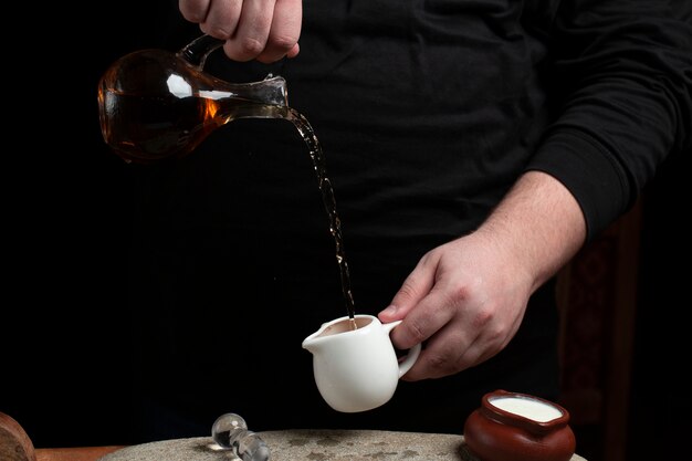 Mettre de l'huile de bouteille en verre dans le pot